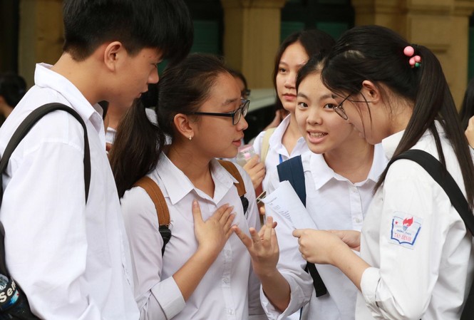 Hà Nội: Thí sinh thi trường chuyên dùng điện thoại, mang phao thi vào lớp Thí sinh sau giờ thi môn Ngữ văn sáng 2/6