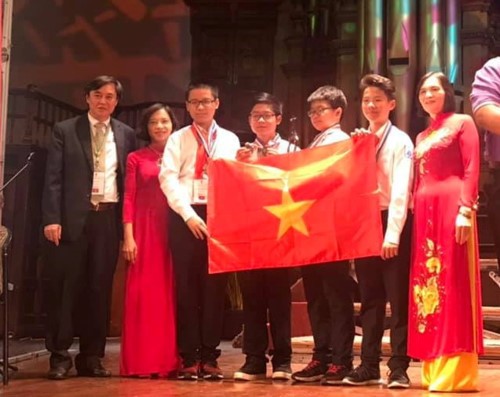 Đội tuyển Việt Nam lọt top 5 thế giới cuộc thi Toán học trẻ quốc tế IMC Thành viên đội tuyển nhận giải thưởng tại Nam Phi
