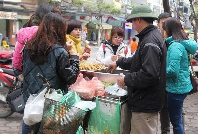 Muốn trẻ không béo phì phải cấm bán đồ chiên rán ở trường học Học sinh ăn đồ ăn vặt chiên rán ở các xe bán hàng rong.