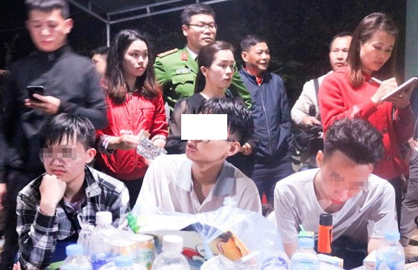 Giải cứu thành công 27 học sinh trường chuyên mắc kẹt trong rừng Học sinh được giải cứu về trong đêm.