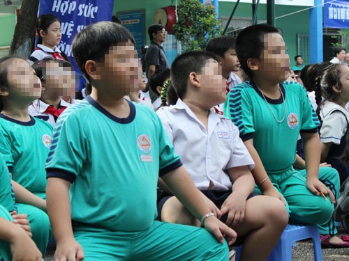 Bữa ăn học đường: Giáo viên gặp khó khi không thể 'nhồi, ép' trẻ Ăn uống không đúng cách, trẻ dễ béo phì, suy dinh dưỡng.