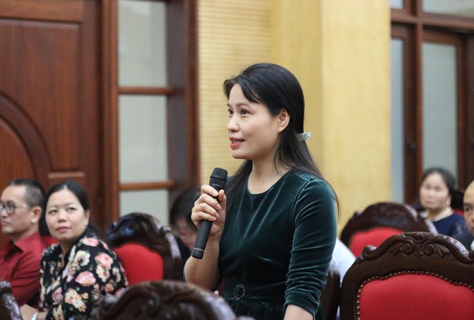 Giáo viên vừa trông trẻ vừa bán hàng online kiếm sống? Đại diện trường học đặt câu hỏi với Trưởng phòng GD&ĐT tại buổi đối thoại.