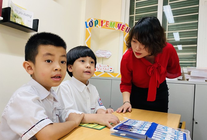 Sách giáo khoa lớp 2, lớp 6 sẽ được góp ý 3 đợt trước khi phát hành Để tránh những sai sót không đáng có như SGK Tiếng Việt 1 Cánh Diều, Bộ GD&ĐT yêu cầu giáo viên góp ý cho bản mẫu SGK lớp 2, lớp 6 kỹ càng hơn.