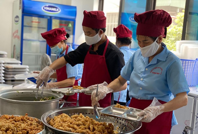 Ngộ độc thực phẩm, bữa ăn cho học sinh có giòi: Phụ huynh khó kiểm tra, giám sát? Trường học cung cấp hàng nghìn bữa ăn cho học sinh/ ngày.