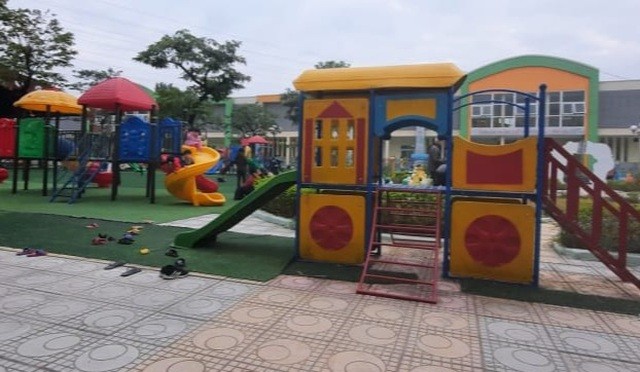 Trẻ mầm non gặp tai nạn khi chơi cầu trượt ở trường Cầu trượt nhà trường, nơi xảy ra sự việc.