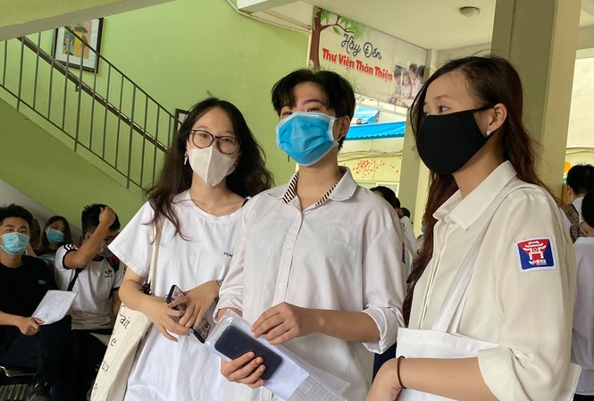 Học sinh Hà Nội phải đeo khẩu trang từ nhà tới trường Học sinh Hà Nội phải đeo khẩu trang từ nhà tới trường.