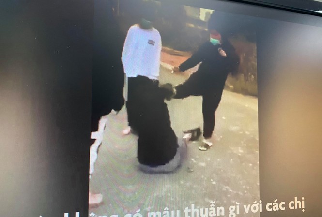 Hà Nội: 2 nữ học sinh bị chặn đánh dã man, một em chấn thương sọ não Học sinh bị đánh trên đường (ảnh cắt từ video).