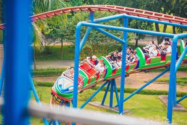 Học sinh tử vong khi đi trải nghiệm: Trách nhiệm thuộc về ai? ảnh: Học sinh chơi tàu lượn ở Khu du lịch Đảo Ngọc Xanh khiến 3 em Trường THPT Đông Anh thương vong (Minh hoạ).