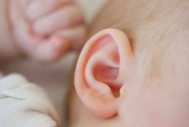 Đi bơi mùa hè: Phòng trị viêm tai giữa cho trẻ em Đau tai, chảy dịch, sốt... có thể là dấu hiệu của viêm tai giữa cấp. Ảnh minh họa: A.M.