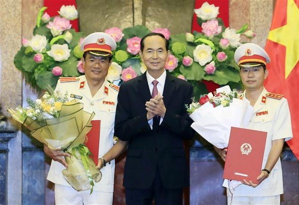 Trao quyết định bổ nhiệm Phó Viện trưởng Kiểm sát nhân dân tối cao Chủ tịch nước Trần Đại Quang trao Quyết định bổ nhiệm chức vụ Phó Viện trưởng Viện Kiểm sát nhân dân Tối cao cho ông Nguyễn Huy Tiến (bên trái) và ông Nguyễn Văn Quảng (bên phải). (Ảnh: Nhan Sáng/TTXVN)