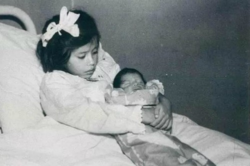 Bà mẹ trẻ nhất thế giới 80 năm là bí ẩn y học Lina Medina bên cạnh con trai Gerardo Medina. Ảnh: Allthatsinteresting