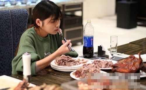 Cô gái bị các nhà hàng từ chối vì ăn quá nhiều Cô gái bị các nhà hàng từ chối vì ăn quá nhiều
