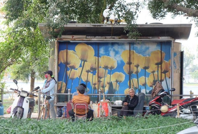 Muôn kiểu ăn uống quanh nhà vệ sinh ở Hà Nội Muôn kiểu ăn uống quanh nhà vệ sinh ở Hà Nội