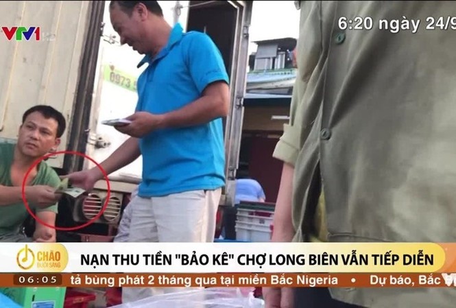 Rút tác phẩm 'Thâm nhập băng nhóm bảo kê ở chợ Long Biên' khỏi giải báo chí Các PV ghi lại hình ảnh thu tiền bảo kê tại chợ Long Biên. Ảnh cắt clip VTV