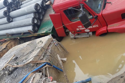 Đường ống Trung Quốc tiếp tục được sử dụng dẫn nước sông Đuống Sự cố vỡ ống nước DN400 tại cầu vượt Phú Thụy (Gia Lâm, Hà Nội)