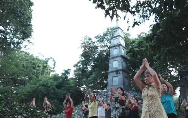 Mưa, thời tiết lạnh giúp chất lượng không khí Hà Nội trở lại mức tốt Người dân có thể thoải mái với các hoạt động ngoài trời