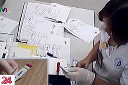 Vụ cắt đôi que thử HIV, viêm gan: Có thể khởi tố vụ án Video cắt que thử chiếu trên đài truyền hình