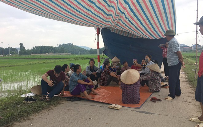 Người dân chặn xe rác vào bãi rác Nam Sơn lần thứ 3 trong năm Người dân chặn xe rác vào tháng 7/2019. Ảnh minh họa