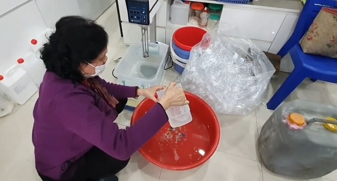 Hà Nội xử lý tình trạng 'chế' nước rửa tay rởm bán ra thị trường Cơ sở sản xuất của bà Vân. Ảnh: Tổng cục Quản lý thị trường