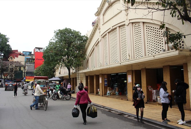 Hàng trăm tiểu thương chợ Đồng Xuân xin miễn, giảm tiền thuê ki ốt vì dịch Chợ Đồng Xuân những ngày này luôn trong tình trạng ế ẩm