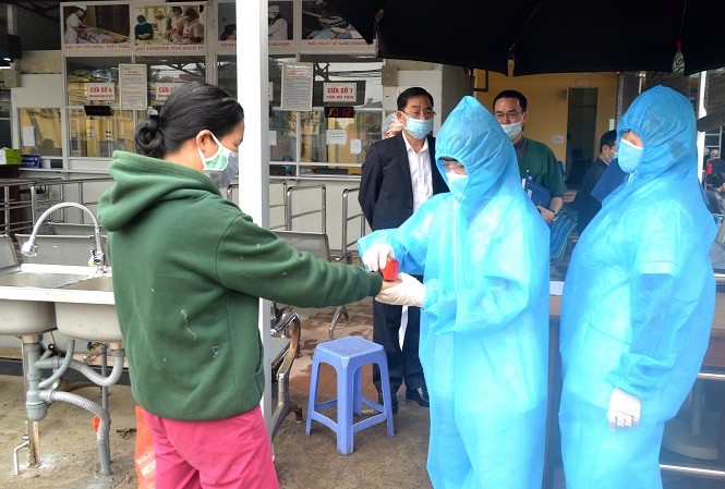Hà Nội: Kiểm soát chặt bệnh nhân, tránh 'sơ hở' từ bệnh viện Người dân vào Bệnh viện đa khoa Sơn Tây sẽ phải đo thân
nhiệt, khai báo y tế và đóng dấu xác nhận đã được kiểm soát. Ảnh: Đức Vân - Vũ Tuyết