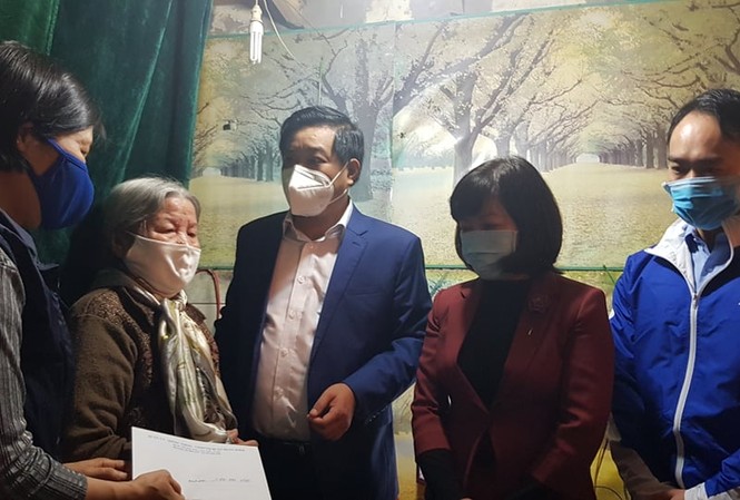 Hà Nội: Hàng nghìn hộ gia đình nhận được hỗ trợ kịp thời Ông Đinh Hồng Phong, Phó Chủ tịch UBND quận Hoàn Kiếm trao quà cho hộ có hoàn cảnh khó khăn trên địa bàn