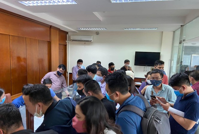 Hải Phòng: Hàng trăm doanh nghiệp vận tải chen lấn xin 'giấy thông hành' Doanh nghiệp vận tải xếp hàng chờ xin xác nhận từ địa phương. Ảnh: Thanh Hải