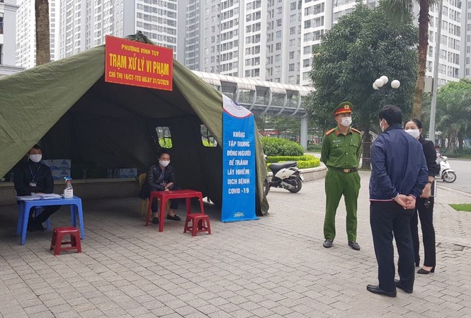 Xử phạt hàng loạt trường hợp ra ngoài không lý do tại khu đô thị Times City Người dân tụ tập uống nước đoạn trước cổng Bệnh viện Nhi Trung ương