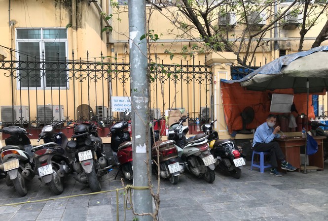 Chủ bãi xe 'chặt chém' khu Bệnh viện Việt Đức thừa nhận vi phạm Bãi xe hô giá gấp đôi quy định của Công ty CP 901 trước cổng Bệnh viện Việt Đức