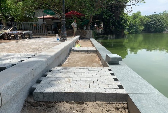 Sau kè bê tông đúc, vỉa hè, đường dạo Hồ Gươm được lát đá tự nhiên Sau kè bê tông đúc, vỉa hè, đường dạo Hồ Gươm được lát đá tự nhiên