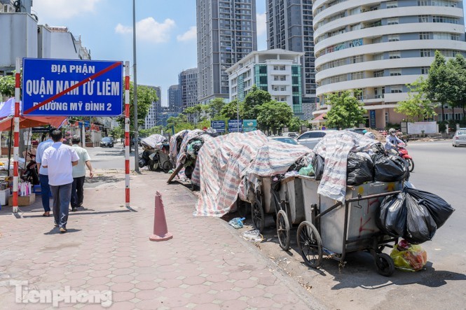 3 ngày bãi Nam Sơn bị chặn: Các quận nội thành tồn gần 10.000 tấn rác Phố phường Hà Nội đang ngập rác thải.