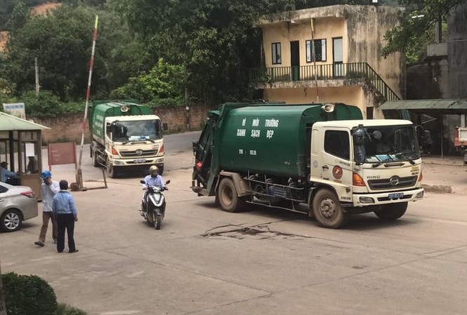 Hà Nội: Dân rút lều bạt, thông xe bãi rác Nam Sơn từ chiều nay Những chiếc xe rác đầu tiên vận chuyển vào bãi rác Nam Sơn sau khi người dân rút lều lán chăn đường.