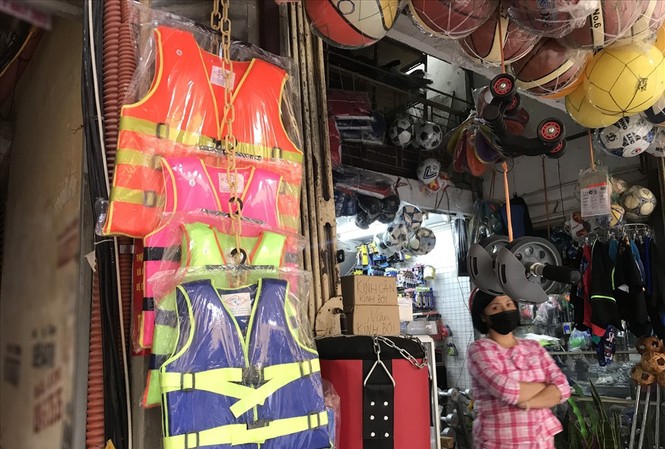 Hà Nội: Xử nghiêm cửa hàng găm, tăng giá áo phao cứu sinh Áo phao tăng giá mạnh trong dịp mưa lũ. Ảnh: LĐ