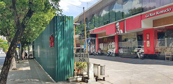 Phó Thủ tướng tiếp tục chỉ đạo xử lý việc chậm đền bù dự án mương Nghĩa Đô Mương Nghĩa Đô bị quây rào nhiều năm, vừa gây mất mỹ quan, vừa thiệt hại lớn cho doanh nghiệp. Ảnh minh họa.
