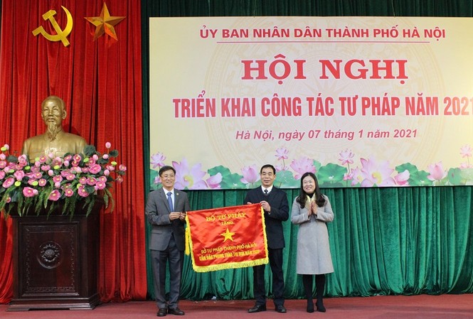 Hà Nội: Thể chế đi trước một bước tạo đột phá kinh tế, xã hội Thứ trưởng Bộ Tư pháp Nguyễn Khánh Ngọc trao tặng Cờ đơn vị dẫn đầu trong phong trào thi đua cho Sở Tư pháp Hà Nội.