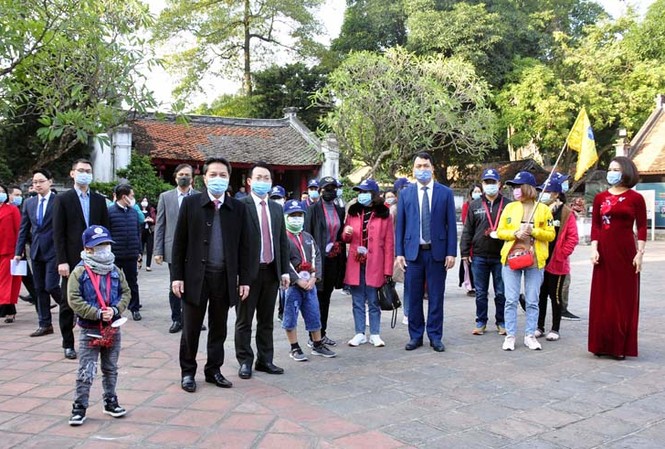 Hà Nội phát triển du lịch thể thao mạo hiểm Du lịch Hà Nội đón đoàn khách đầu tiên đến Thủ đô năm 2021 tại Văn Miếu - Quốc Tử Giám.