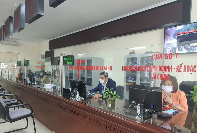 Nhiều cơ quan hành chính Hà Nội niêm yết lệch múi giờ làm việc Bộ phận một cửa tại UBND quận Tây Hồ niêm yết đúng giờ làm việc mới.