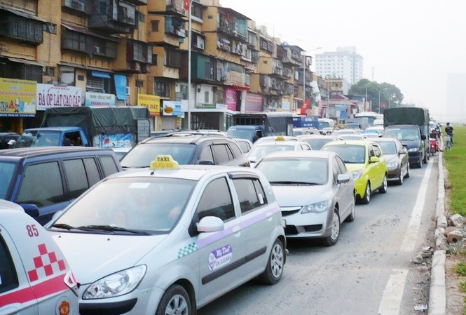 'Quản' taxi theo phần mềm điện tử, Hiệp hội nói gì? Ảnh minh hoạ: Taxi Hà Nội hoạt động trên đường