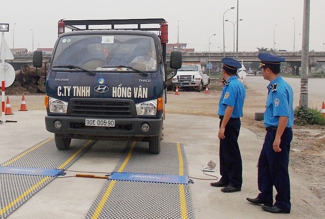 Sở Giao thông Hà Nội nói gì về thanh tra nhận tiền bảo kê xe tải? TTGT xử lý xe quá tải trên đường. Ảnh A.T