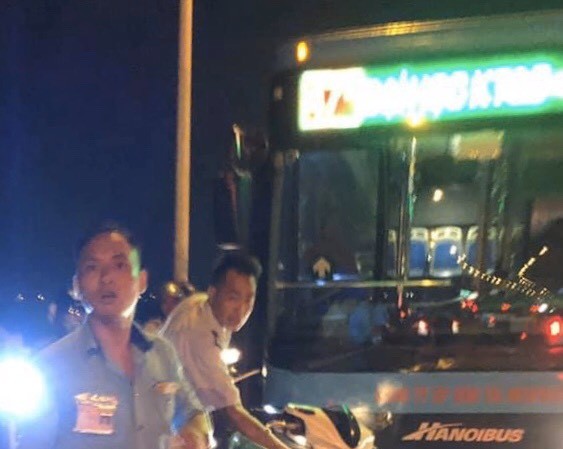 Đình chỉ tài xế, phụ xe buýt đánh người trên cầu Vĩnh Tuy Hiện trường vụ lái, phụ xe buýt đánh người đi đường tối 20/10