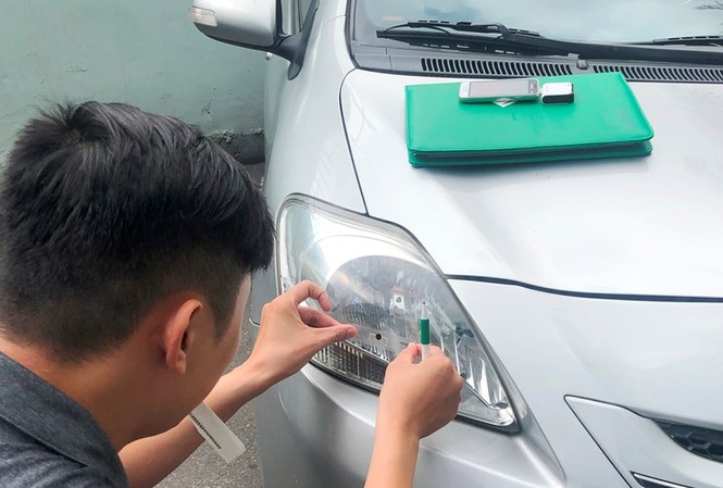 Nhà đầu tư 'kêu' ít người tham gia nhưng chủ xe vẫn gian nan đi dán thẻ ETC Mất gần 1 buổi sáng chúng tôi mới dán và nạp được tiền vào thẻ ETC, nhưng vẫn chưa dùng được tại nhiều trạm thu phí. Ảnh: Anh Trọng