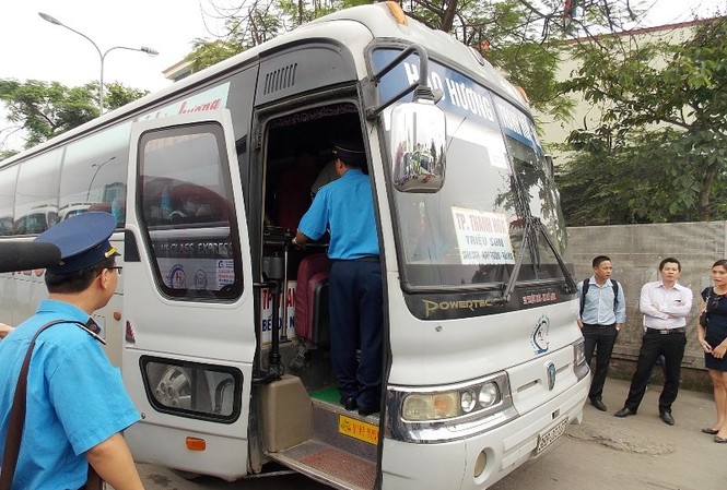 Phát hiện 1.600 'quái xế' xe khách, taxi vi phạm tốc độ Thanh tra giao thông Hà Nội kiểm tra thiết bị GPS của nhiều xe khách tại các bến xe Hà Nội. Ảnh: T.Đảng