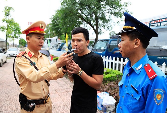 Hà Nội lập chốt ở cửa ngõ, trong bến xe để tóm 'ma men' Liên ngành Cảnh sát, thanh tra kiểm tra chất gây nhiện trên đường. Ảnh: T.Đảng