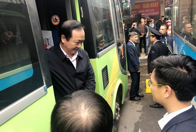 Hàng chục nhà xe tăng giá vé dịp Tết Phó Chủ tịch Hà Nội lên xe kiểm tra công tác phục vụ tại bến xe Giáp Bát chiều 20/1. Ảnh: T.Đảng