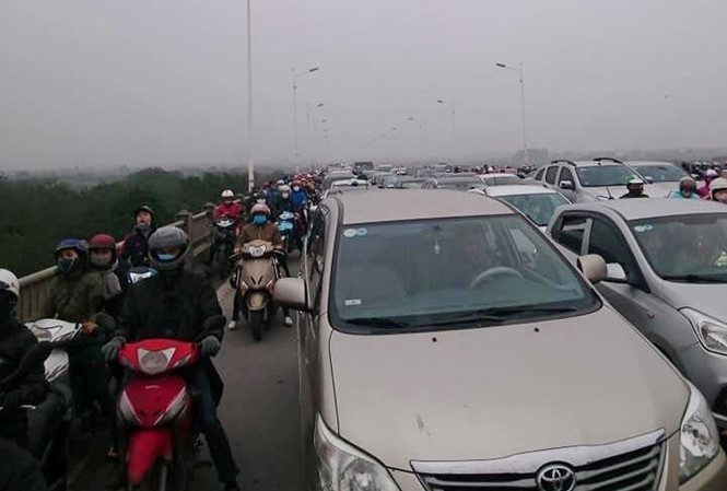 Cầu Vĩnh Tuy tê liệt vì tai nạn giao thông Cầu Vĩnh Tuy tê liệt nhiều giờ vì tai nạn giao thông sáng 6/3