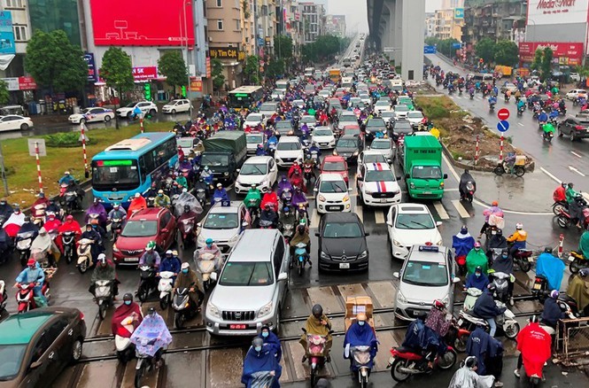 Hà Nội xén dải phân cách thêm 10 tuyến phố Ùn tắc tại nút Ngã Tư Vọng