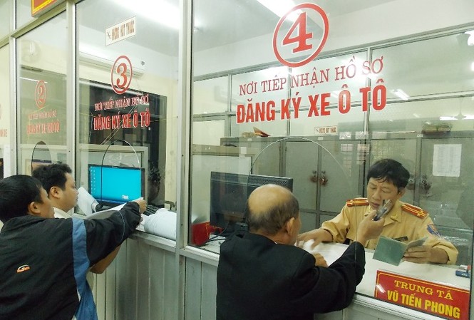 Người dân làm thủ tục đăng ký xe tại cơ sở 86 Lý Thường Kiệt, Hà Nội. Ảnh: A.Trọng