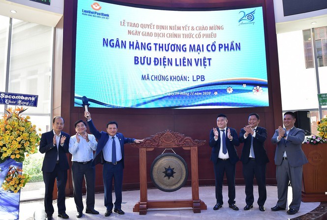LienVietPostBank chính thức niêm yết tại sàn HOSE Ông Phạm Doãn Sơn thực hiện nghi thức đánh cồng trong phiên giao dịch đầu tiên của cổ phiếu LienVietPostBank trên sàn HoSe.