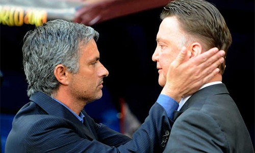 Mourinho có thể thay Van Gaal trước đại chiến Man Utd - Arsenal Chiếc ghế của Van Gaal đang bị đặt dưới kính hiển vi.