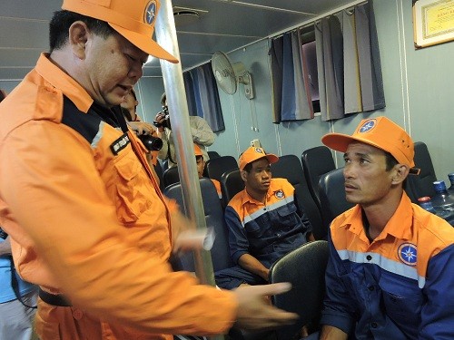 10 ngư dân bám 1 thuyền thúng, chấp chới giữa biển đêm Lãnh đạo Trung tâm Tìm kiếm cứu nạn khu vực 3 xuống thăm hỏi động viên 10 thuyền viên tàu BĐ 95956 TS